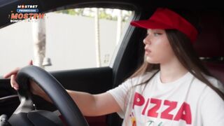 Késésért megbasztam a pizzás lányt, és egy óriási beleélvezéssel jutalmaztam a punciját