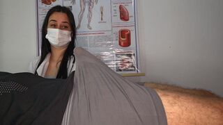 Bombázó ápolónő meglepődik a brutális beteg káróján a hordágyon
