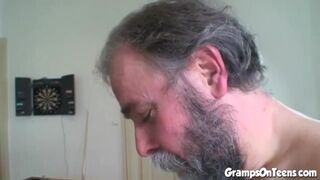 Fiatal vörös maca cidázza és lovagol a nagypapa cerkáján