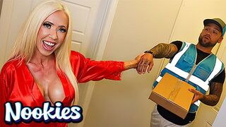 Mandy Monroe különleges kolbász kiszállítása és forró kufircolása a Nookies csatornán