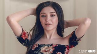 Tinédzser Luna Szereti a Golyók Nyalogatását és a Szopást, Mielőtt Lovagolna a Cherry Pimps Stúdióban