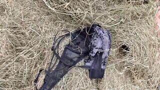 Hatalmas popsikás vén nő leszopja a paraszt farkát a disznóólban