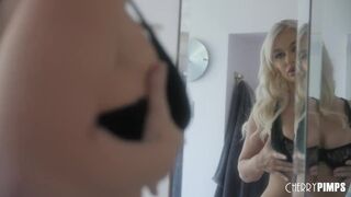 Gigászi Cicis Világos Szőke Milf Mélytorok Akcióban a Cherry Pimps Csatornán