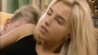 Timea Margot bazinagy cerkát kap a retro Lover's Lane legelső epizódjában