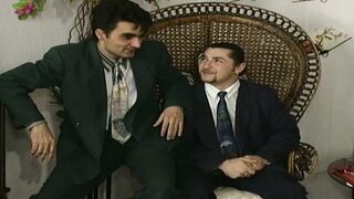Dolly Buster MILF és a lányok minden lyukat keményen kitömnek édeshármasban retro stílusban