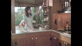 Lollipop Cream 3. részben John Holmes gigászi farkát orálozza a csaj retro stílusban