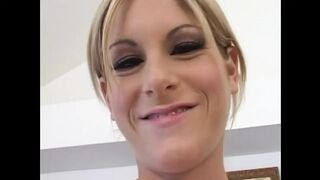 Courtney Simpson világos szőke fiatal kicsike mellekkel nyeli a gigászi örömrúd gecijét cicibe baszás után