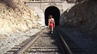Amber Rayne sovány teste három nagy farkat kap szopásra és popsiba