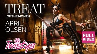 Twistys bemutatja April Olsen szenvedélyes fehérneműben, amint szétteríti szárnyait és csinos combjait