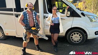 Jennifer Mendez vad kúrása a furgonban a bazinagy favágóval