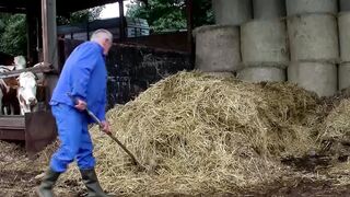 Angelika J és Babsi Bums lovagolni tanul a szexéhes farmerekkel a pajtában