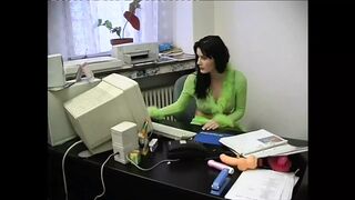 Karma Rosenberg és Meri vad lesbi análja hatalmas fasszal és szopással retro pornóban